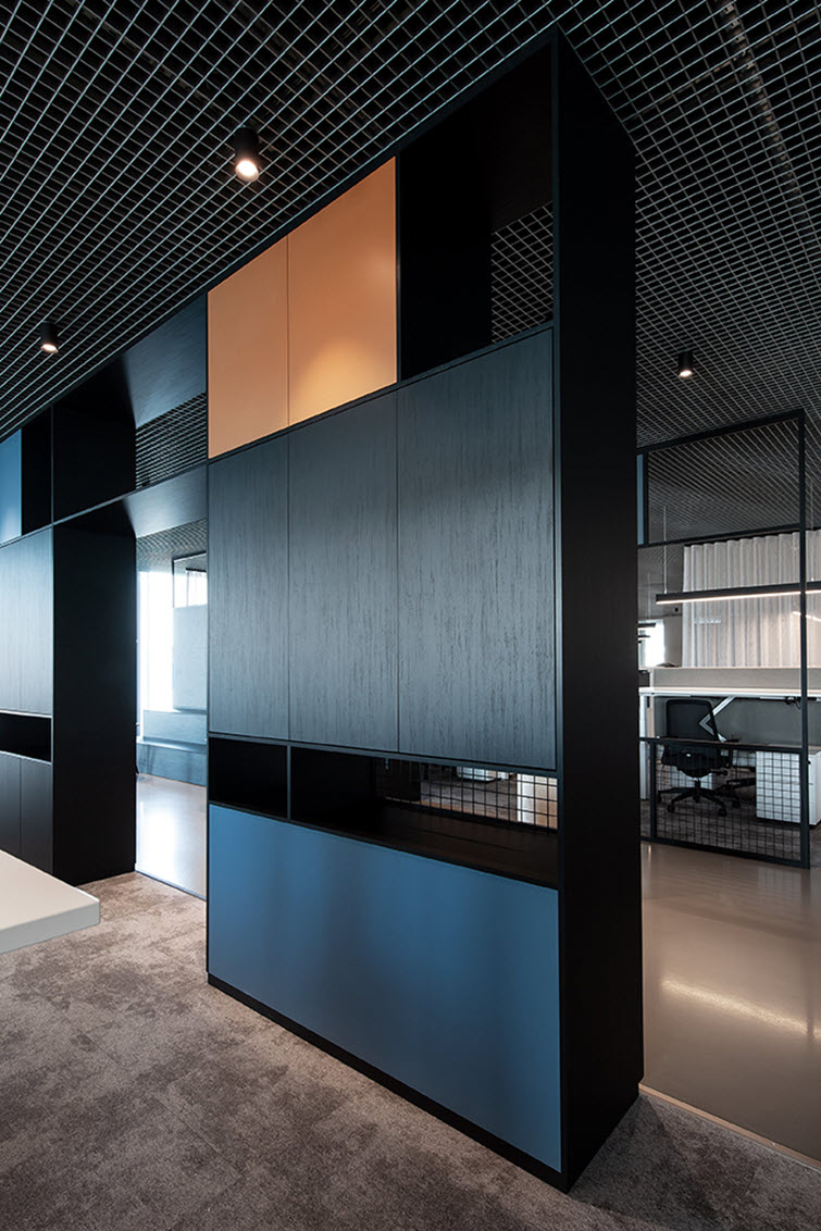 Scrum arena with custom-built furniture in Elegant black, Silver blue and Macchiato brown